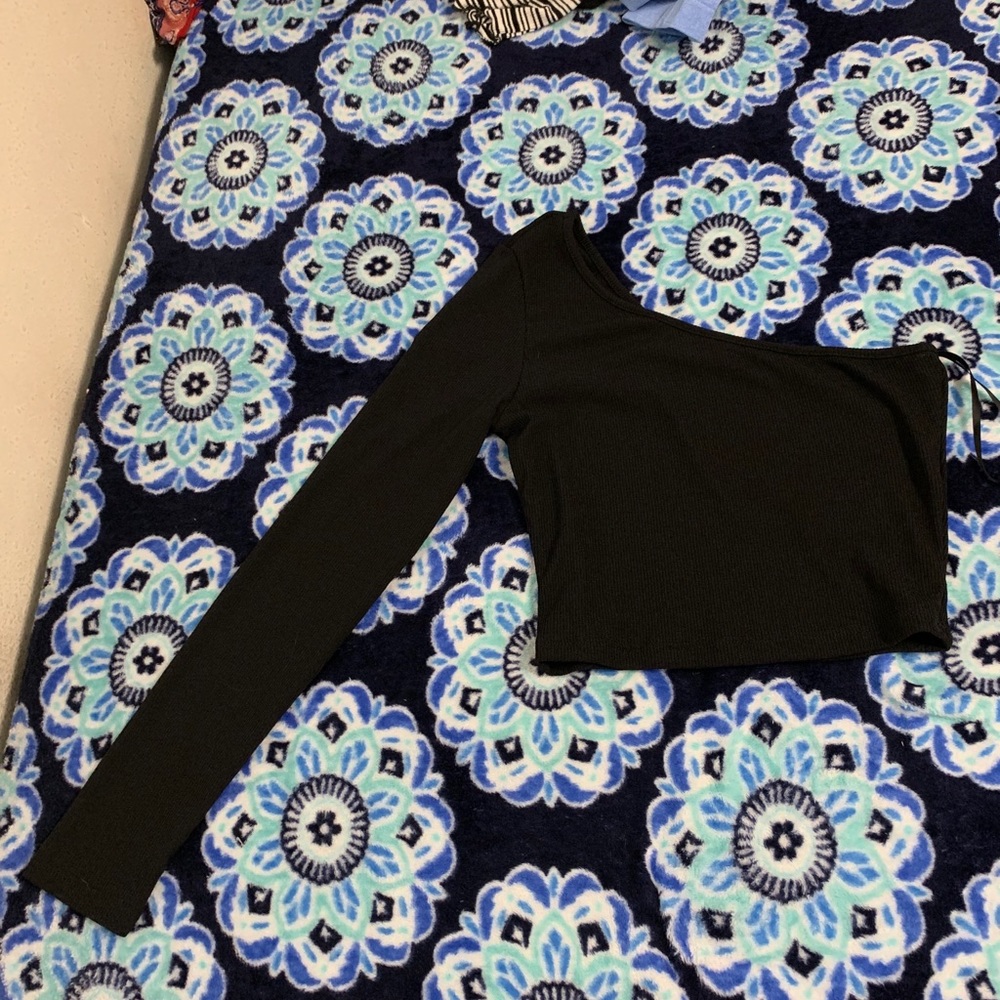 One sleeve crop top